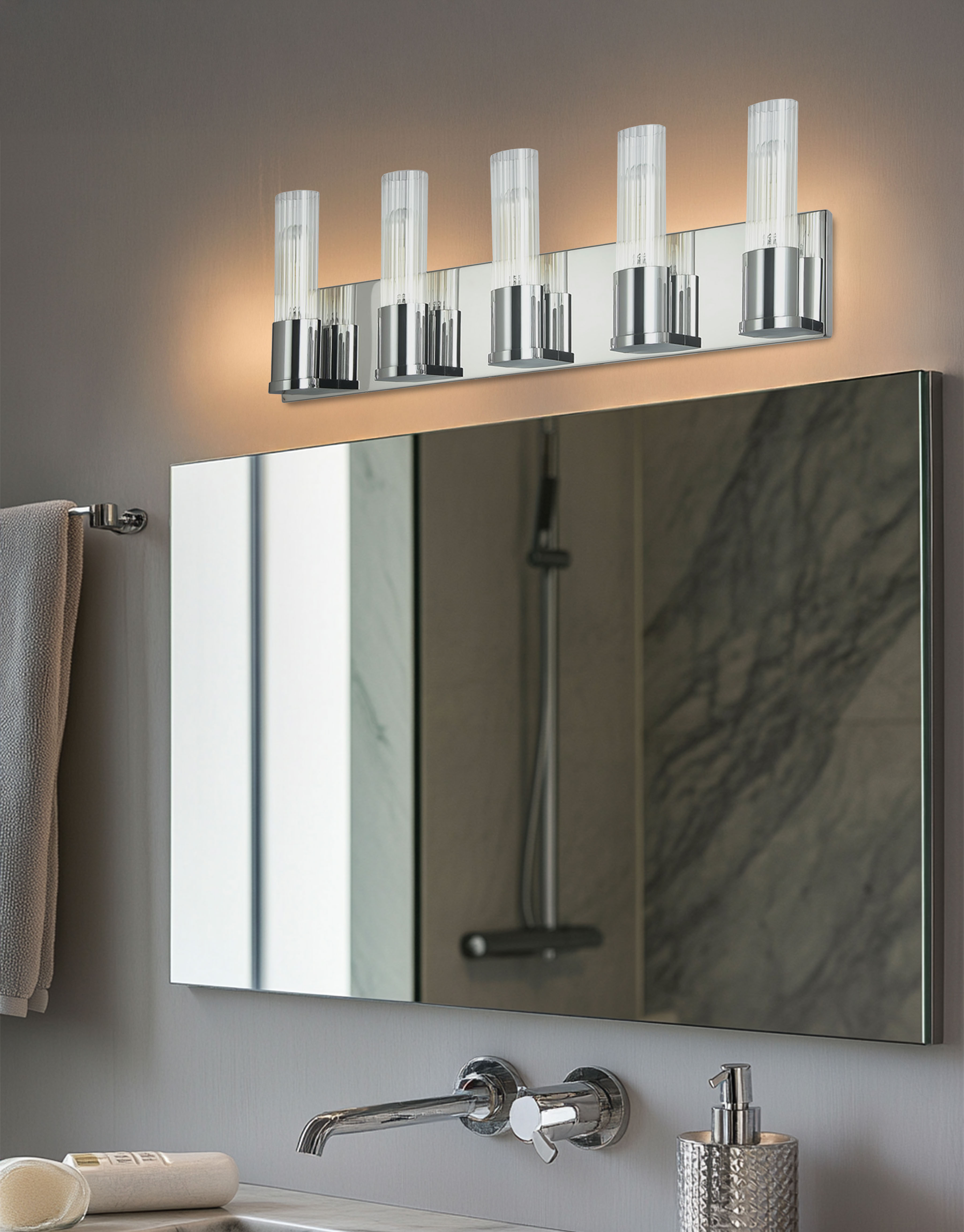 5 LT Incandescent Vanity, PC w/ CLR Fluted Glass